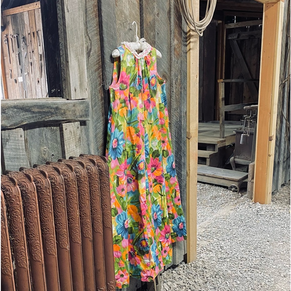 Vintage Floral Hawaiian Dress - Picture 2 of 7